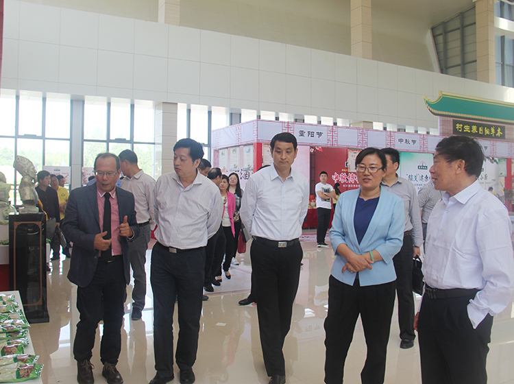 湖北省市領(lǐng)導(dǎo)親臨李時珍全國經(jīng)理人大會現(xiàn)場加油打氣